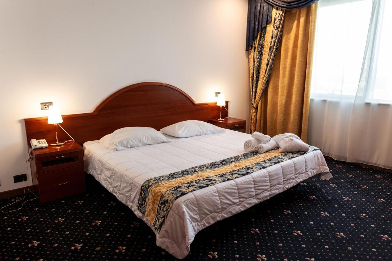 River Palace Hotel Atyraū Dış mekan fotoğraf