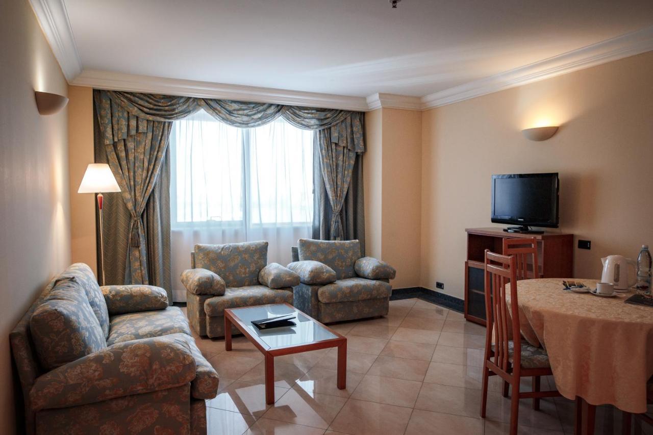 River Palace Hotel Atyraū Dış mekan fotoğraf