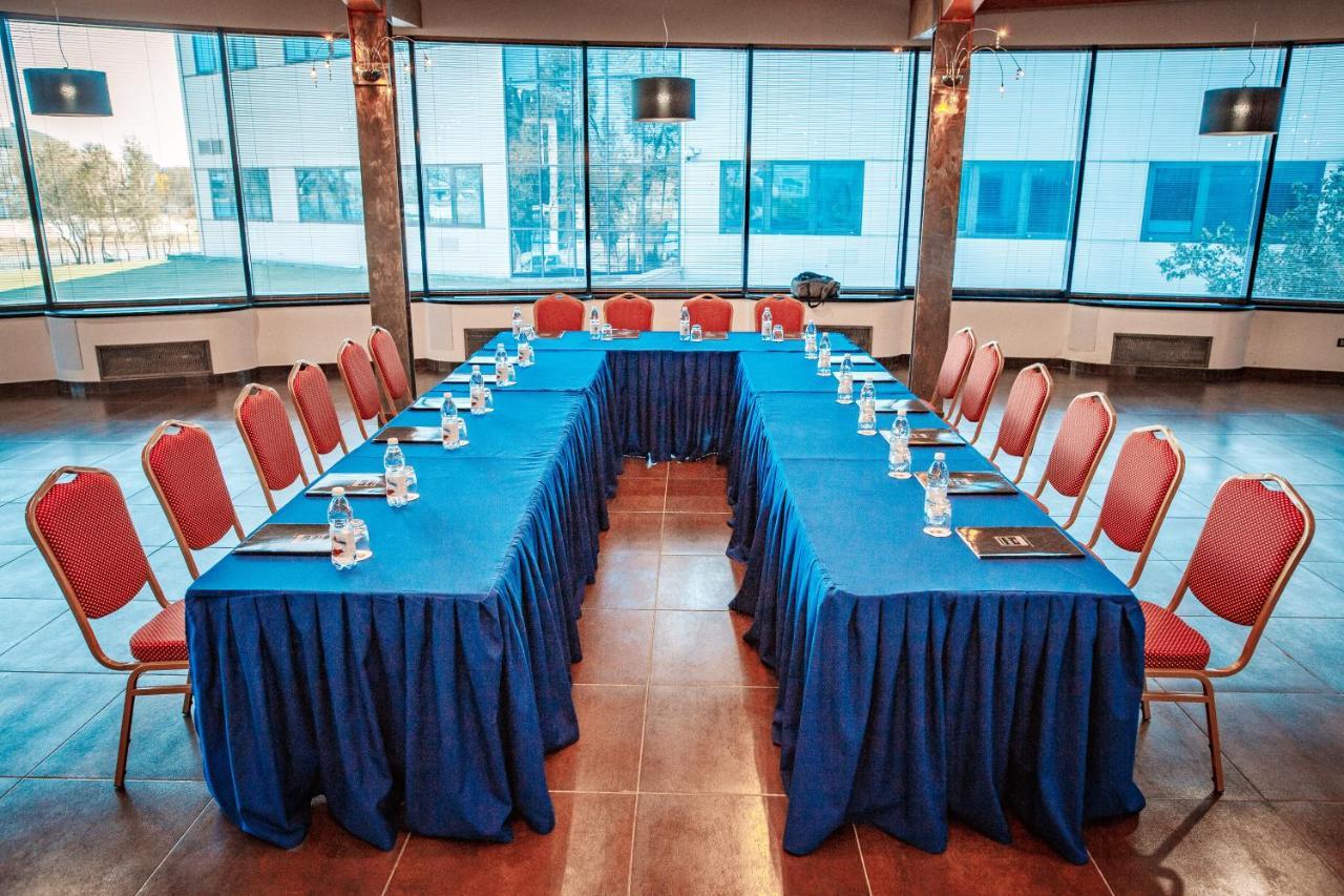 River Palace Hotel Atyraū Dış mekan fotoğraf