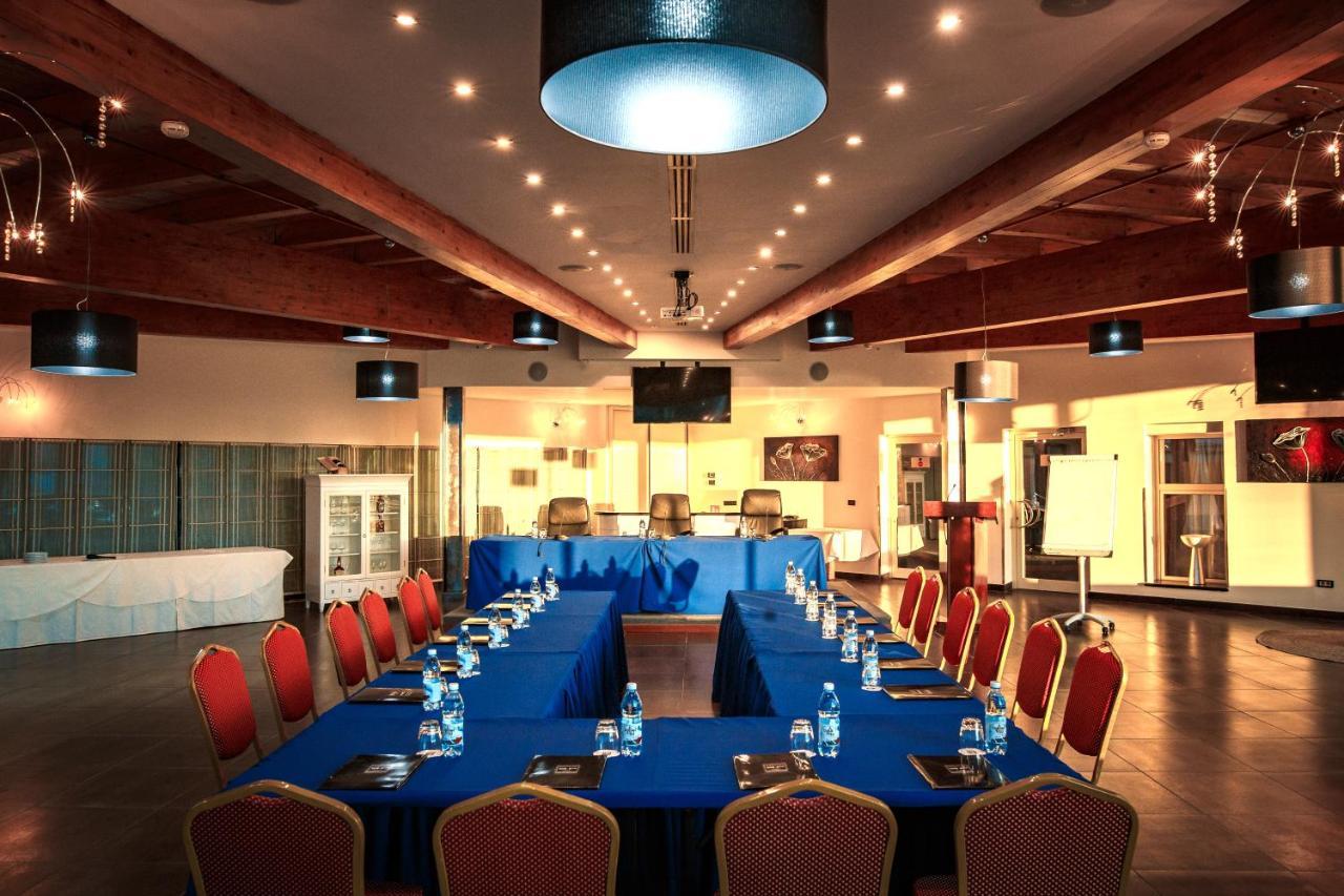 River Palace Hotel Atyraū Dış mekan fotoğraf