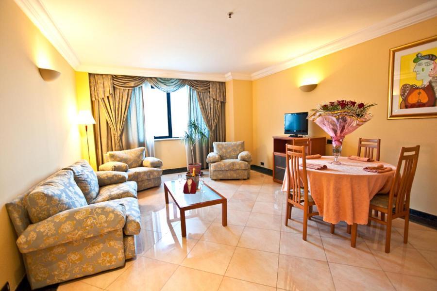 River Palace Hotel Atyraū Dış mekan fotoğraf
